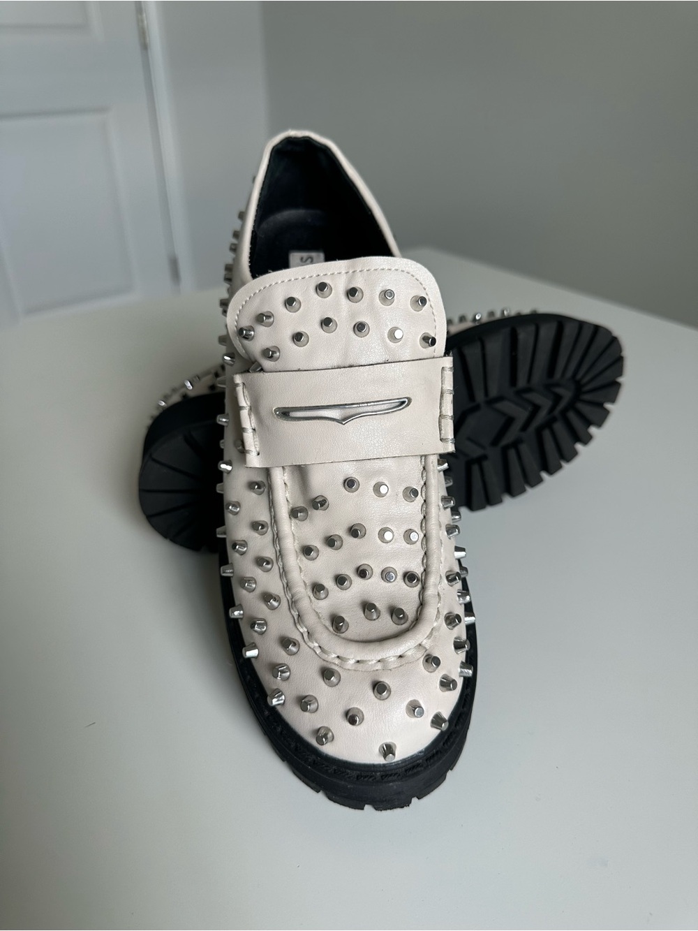 STEVE MADDEN Women's Malvern Studded Lug Sole Creme Loafers Size 8M.